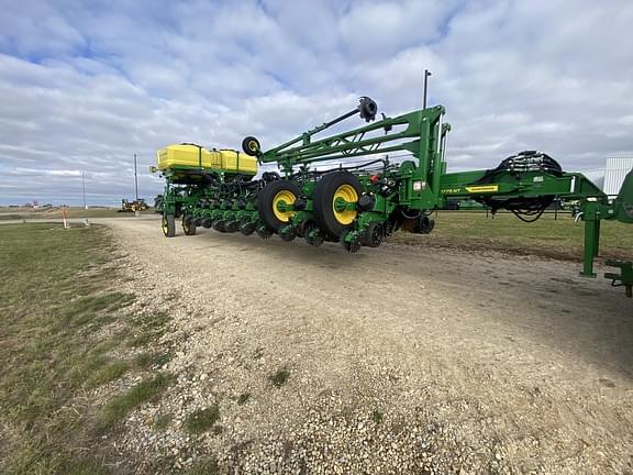 Image of John Deere 1775 equipment image 1