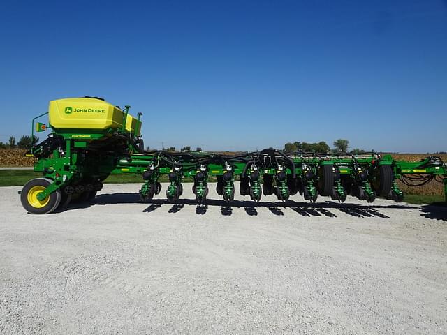 Image of John Deere 1775 equipment image 3