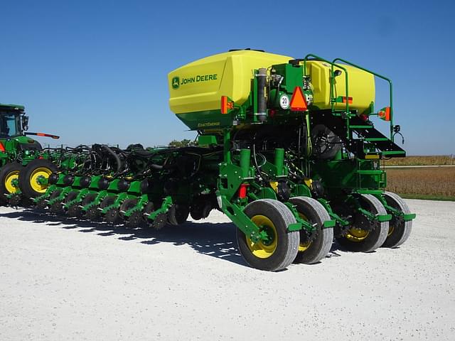 Image of John Deere 1775 equipment image 4