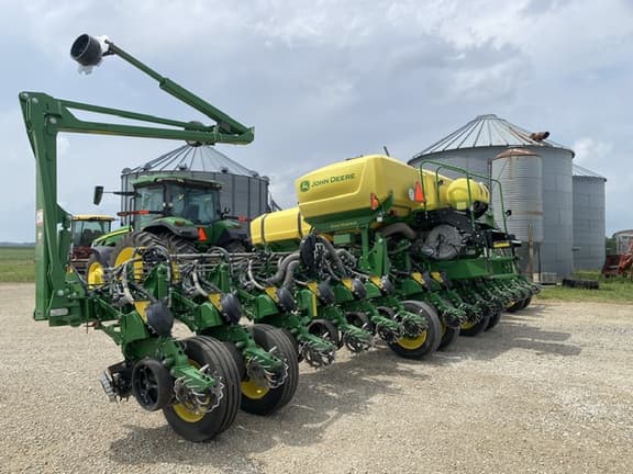 Image of John Deere 1775 equipment image 3