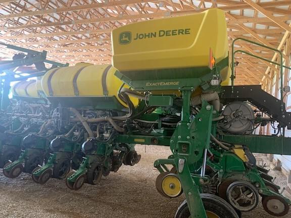 Image of John Deere 1775 equipment image 2