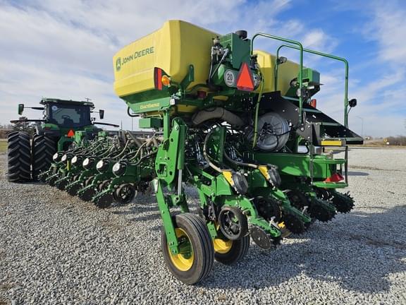 Image of John Deere 1775 equipment image 2