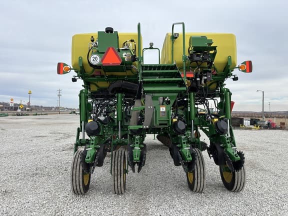 Image of John Deere 1775 equipment image 3