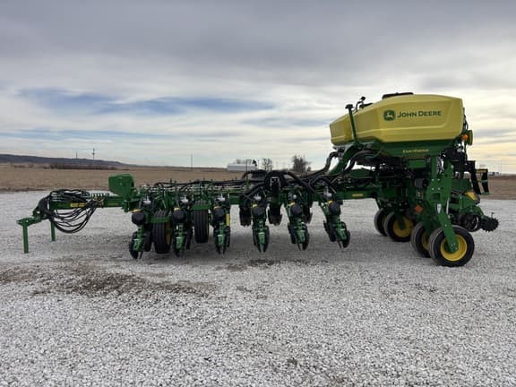 Image of John Deere 1775 equipment image 1