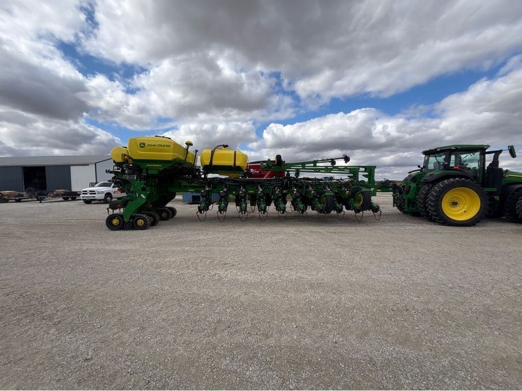 2023 John Deere 1775 Equipment Image0