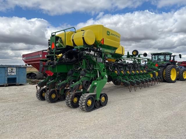 Image of John Deere 1775 equipment image 1