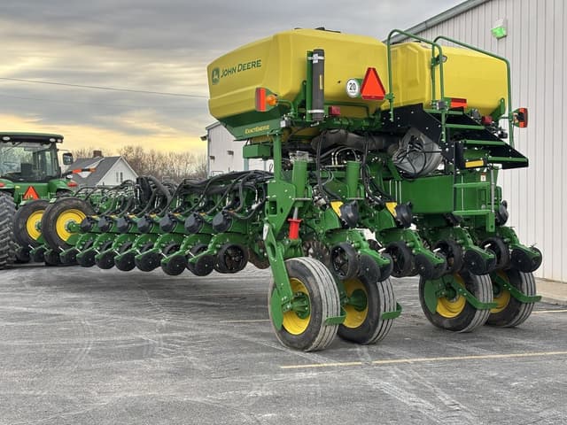 Image of John Deere 1775 equipment image 2