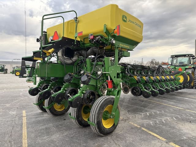 Image of John Deere 1775 equipment image 4