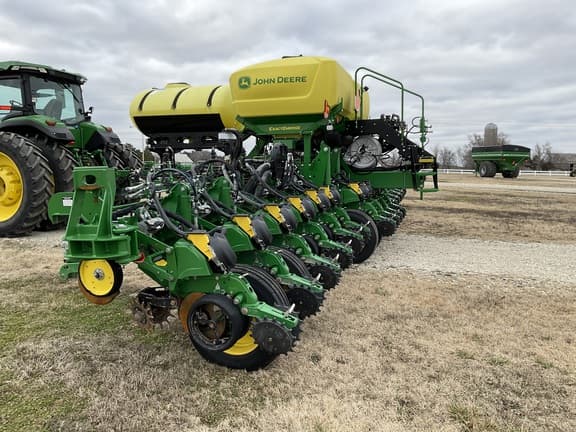 Image of John Deere 1775 equipment image 4