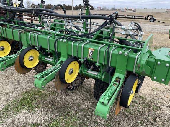 Image of John Deere 1775 equipment image 3