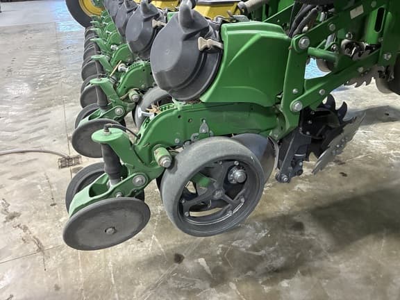 Image of John Deere 1775 equipment image 3