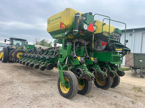 Image of John Deere 1775 equipment image 2