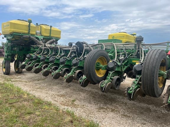 Image of John Deere 1775 equipment image 3