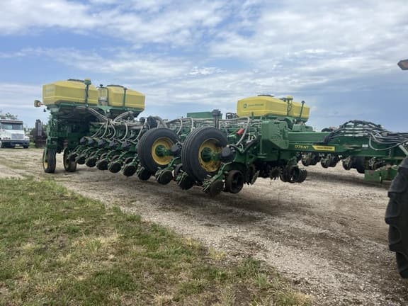 Image of John Deere 1775 equipment image 1