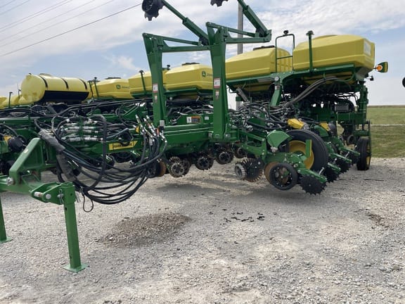 2023 John Deere 1775 Equipment Image0