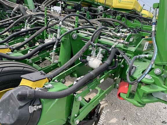 Image of John Deere 1775 equipment image 4