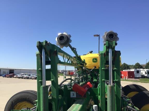 Image of John Deere 1775 equipment image 4