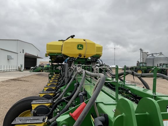 Image of John Deere 1775 equipment image 2