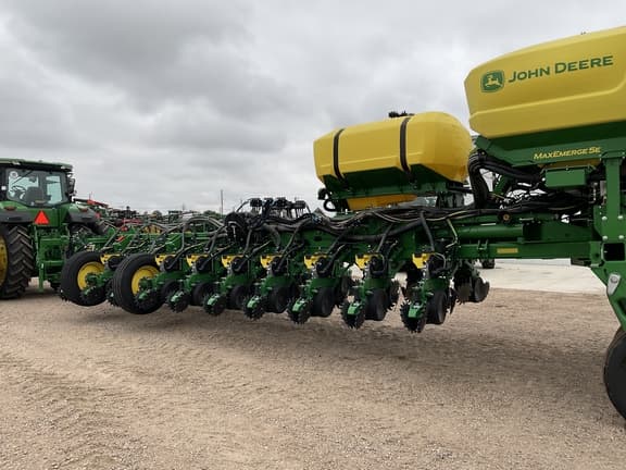 Image of John Deere 1775 equipment image 1