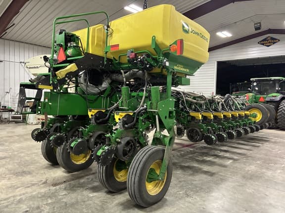 Image of John Deere 1775 equipment image 3