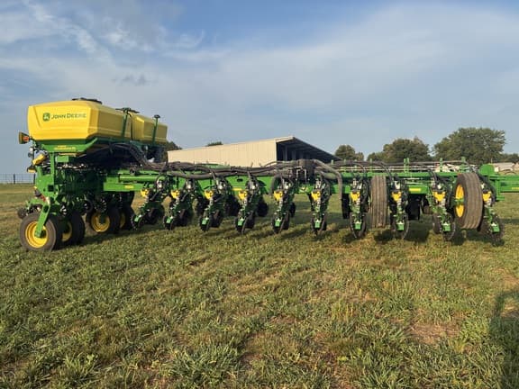 Image of John Deere 1775 equipment image 3