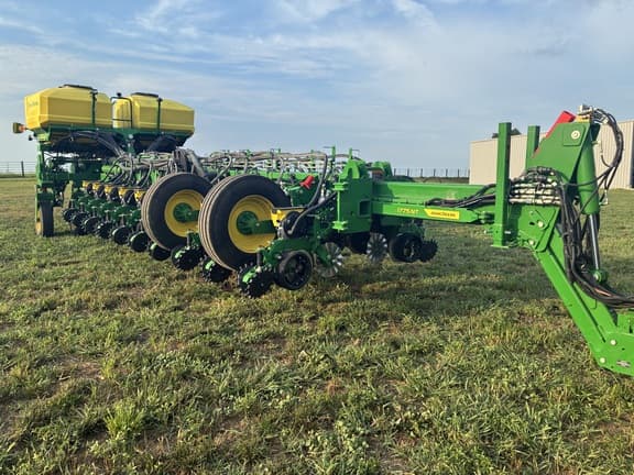 Image of John Deere 1775 equipment image 2