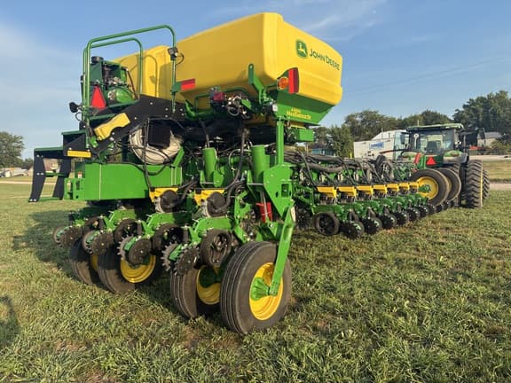 Image of John Deere 1775 equipment image 4