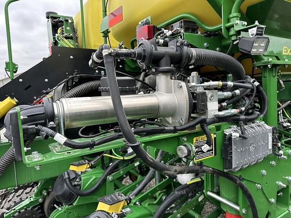 Image of John Deere 1775 equipment image 3