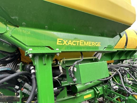 Image of John Deere 1775 equipment image 4