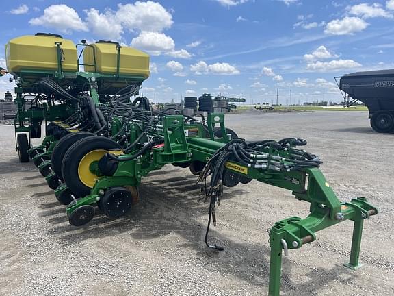 Image of John Deere 1775 Primary image