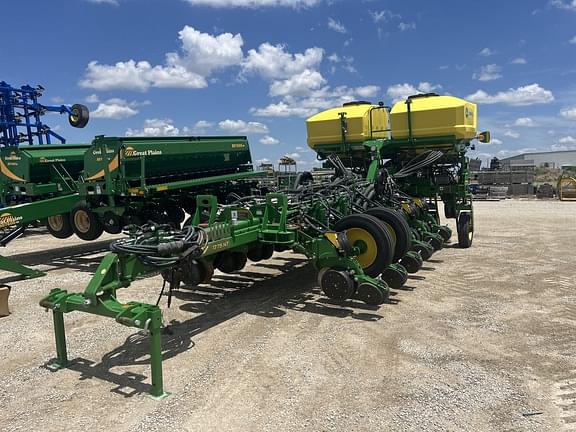Image of John Deere 1775 equipment image 1
