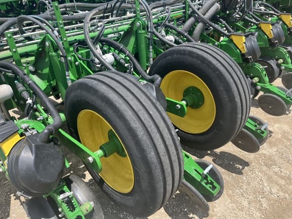 Image of John Deere 1775 equipment image 4