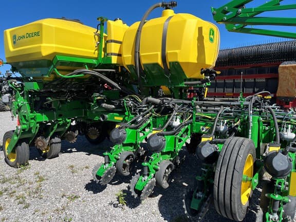 Image of John Deere 1775 equipment image 4