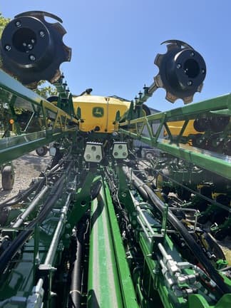 Image of John Deere 1775 equipment image 3