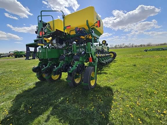 Image of John Deere 1775 equipment image 4