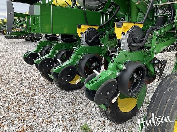 Image of John Deere 1775 equipment image 2
