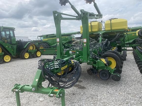 Image of John Deere 1775 equipment image 2