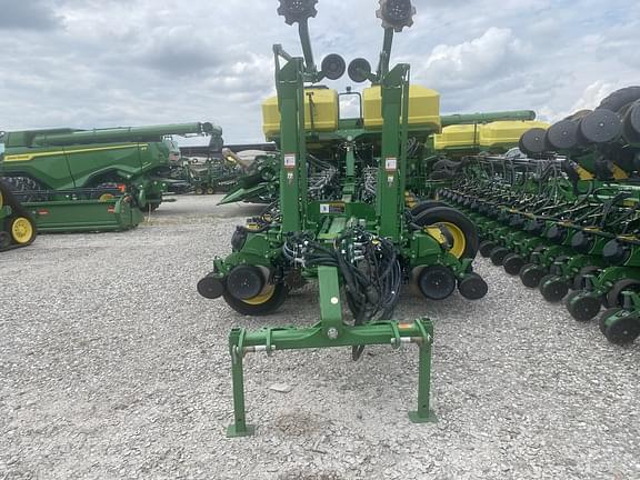Image of John Deere 1775 equipment image 3