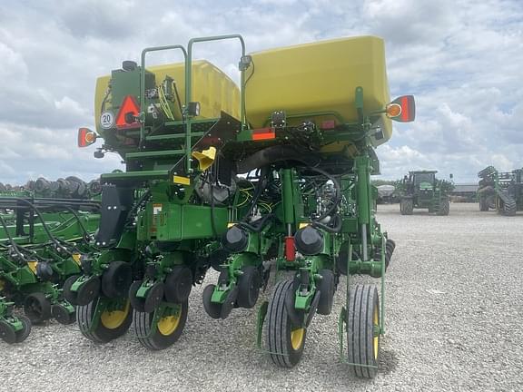 Image of John Deere 1775 equipment image 4