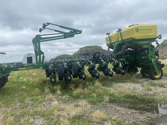 Image of John Deere 1775 equipment image 1