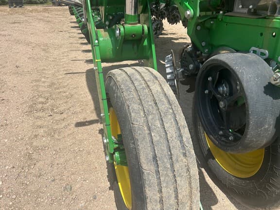 Image of John Deere 1775 equipment image 2