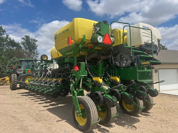 Image of John Deere 1775 equipment image 1