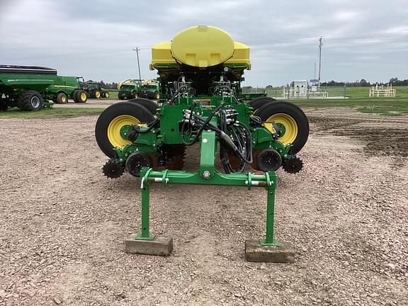 Image of John Deere 1775 equipment image 2