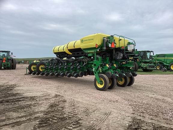Image of John Deere 1775 equipment image 4