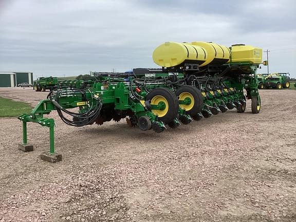 Image of John Deere 1775 equipment image 3