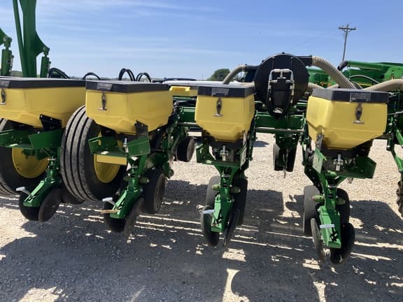 Image of John Deere 1775 equipment image 4