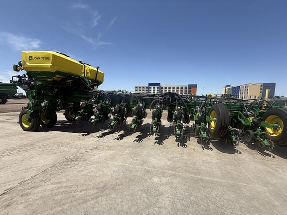 Image of John Deere 1775 equipment image 1