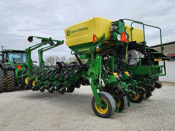 Image of John Deere 1775 equipment image 3