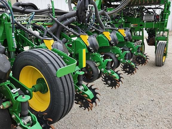Image of John Deere 1775 equipment image 4
