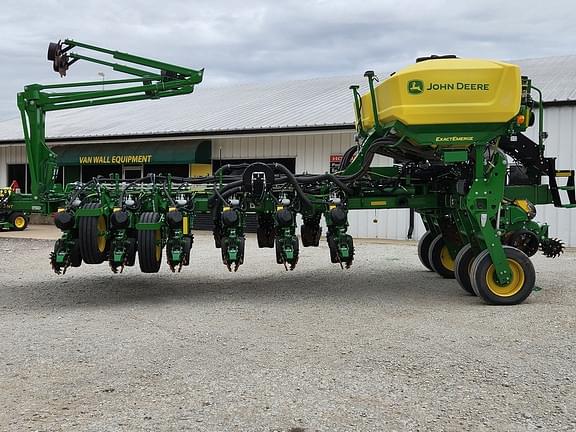 Image of John Deere 1775 equipment image 2